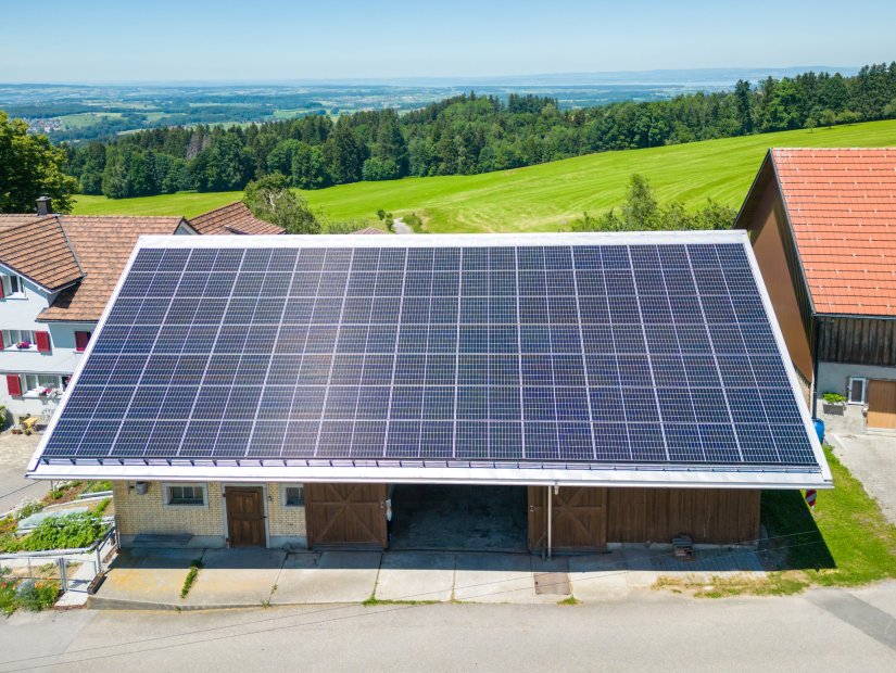 Von der Elektro W&auml;ger AG installierte Photovoltaikanlage auf einer Remise