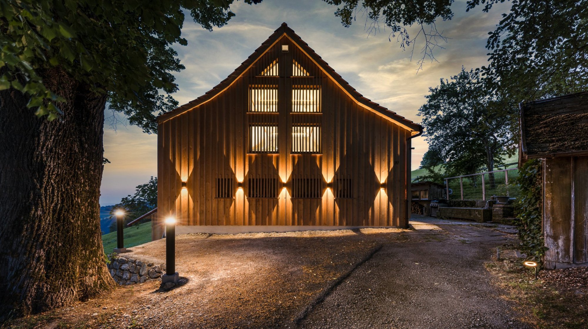 Moderne Lichtinstallation und Fassadenbeleuchtung an einem umgebauten Wohnhaus.