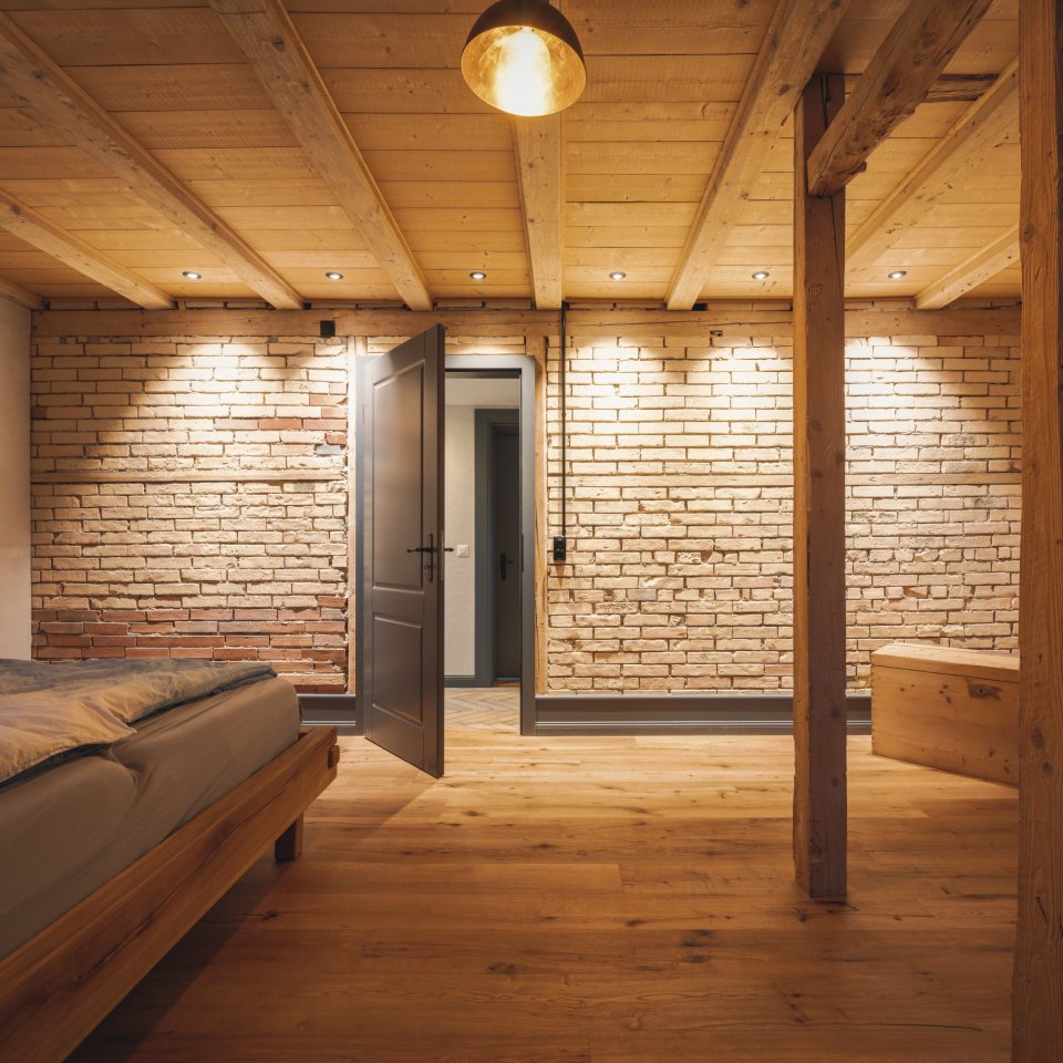 Moderne Lichtinstallation mit Deckenspots im Schlafzimmer