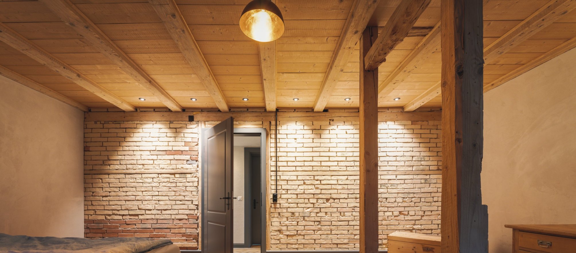 Moderne Lichtinstallation mit Deckenspots im Schlafzimmer
