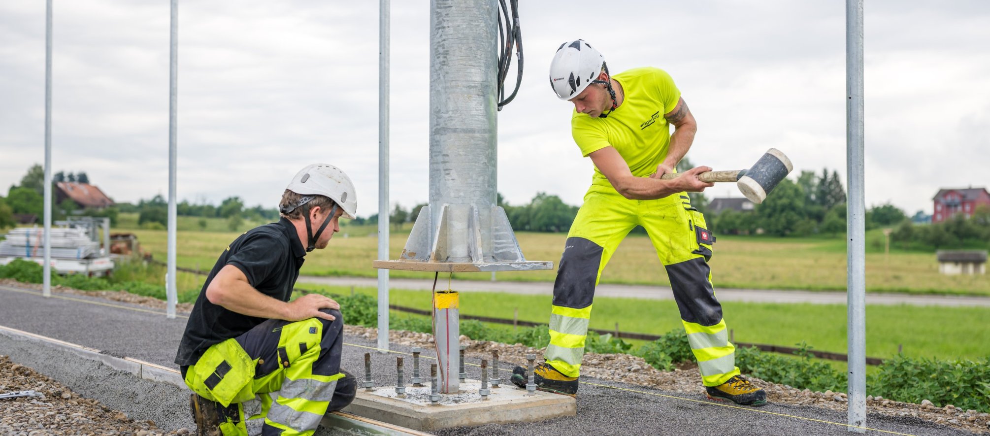 Zwei Netzbaumitarbeiter installieren eine &ouml;ffentliche Beleuchtung