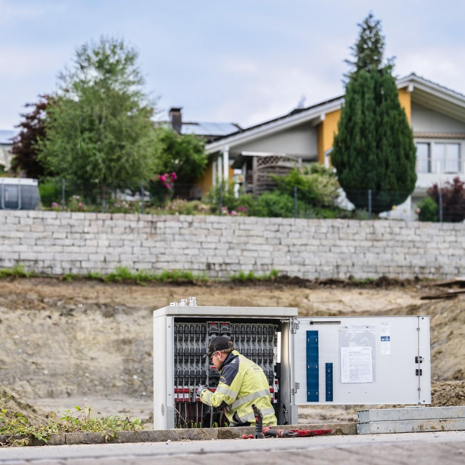 Netzbau in Engelburg: Arbeiten an einem Stromverteiler für die lokale Stromversorgung.