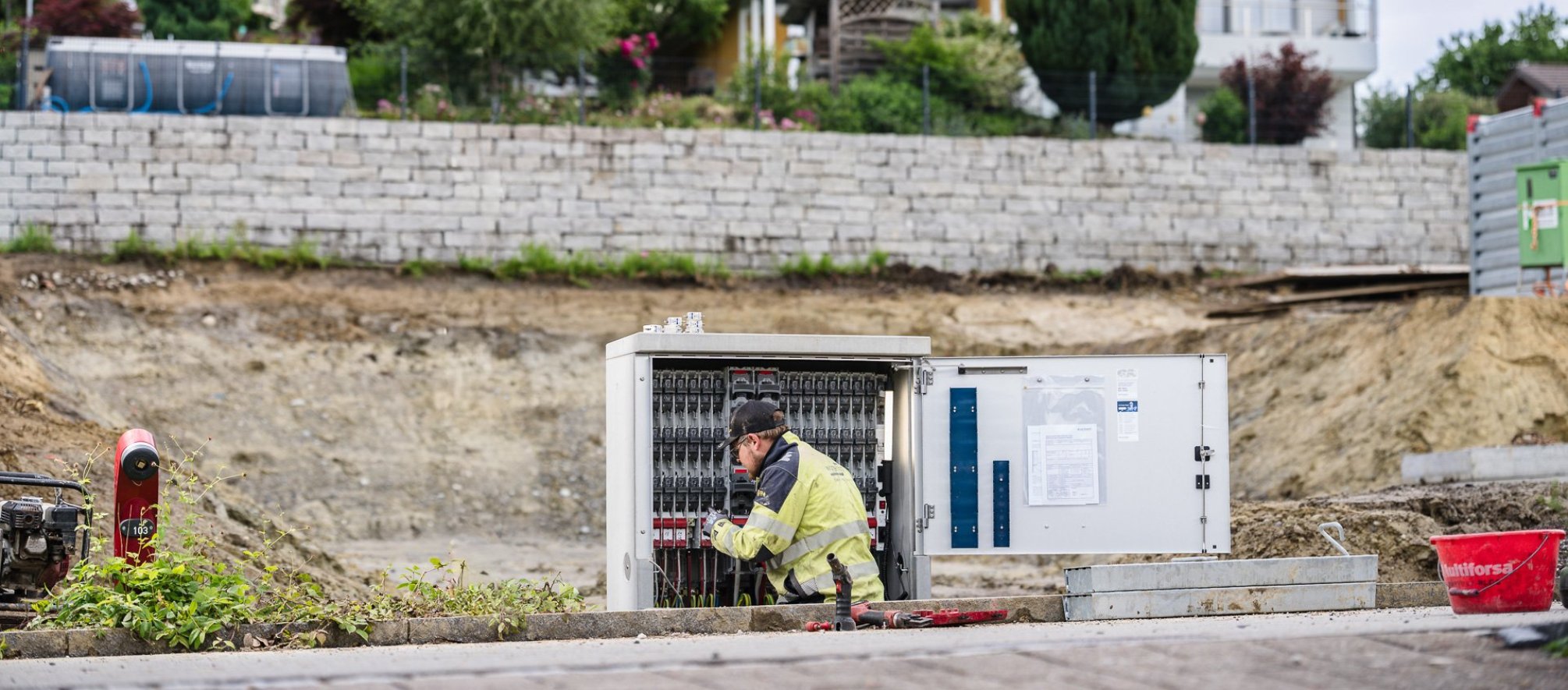 Netzbau in Engelburg: Arbeiten an einem Stromverteiler f&uuml;r die lokale Stromversorgung.