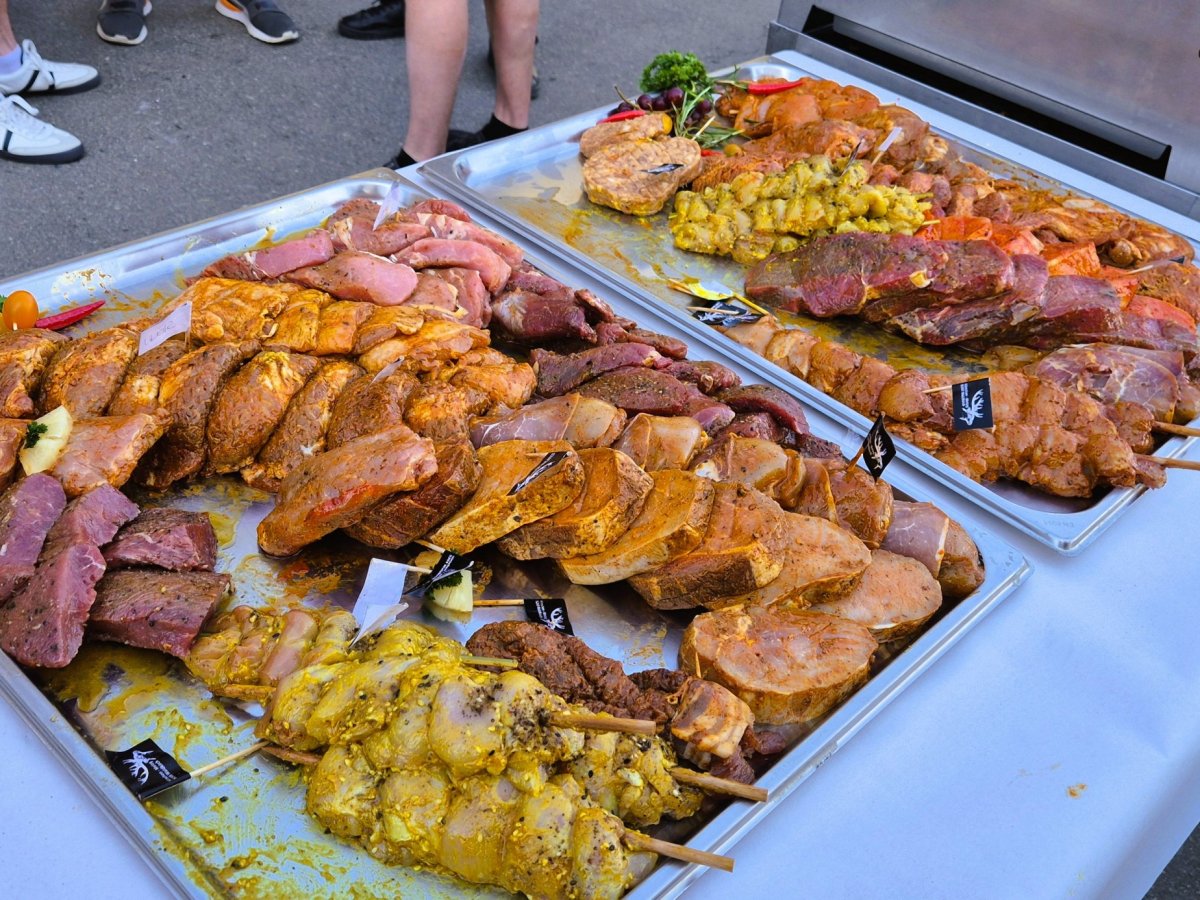 Grillplatten mit Fleisch f&uuml;r den Firmenanlass