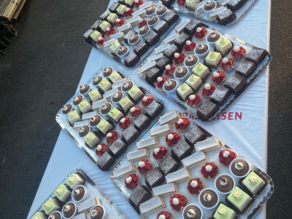 Dessertbuffet mit Minip&acirc;tisserie beim Grillplausch der Elektro W&auml;ger AG