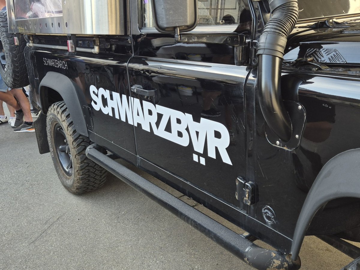 Umgebauter Land Rover mit integrierter Bar und Getr&auml;nkeausgabe beim Firmenanlass der Elektro W&auml;ger AG