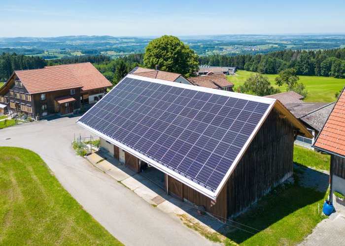Von der Elektro W&auml;ger AG installierte Photovoltaikanlage auf einer Remise