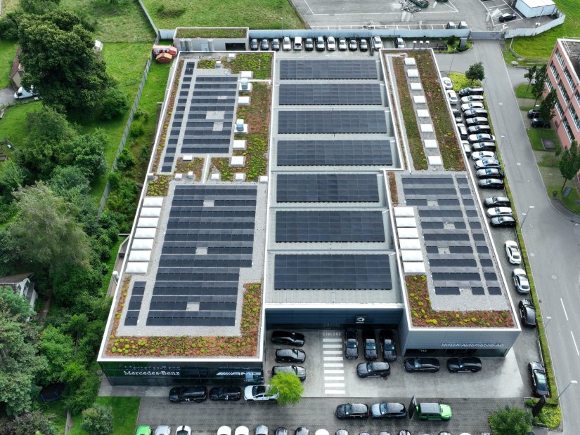 Photovoltaikanlage mit Solarmodulen auf dem Flachdach eines Geb&auml;udes.