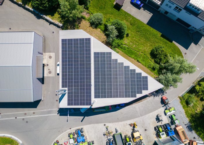 Von der Elektro W&auml;ger AG installierte Photovoltaikanlage auf einem Industriegeb&auml;ude