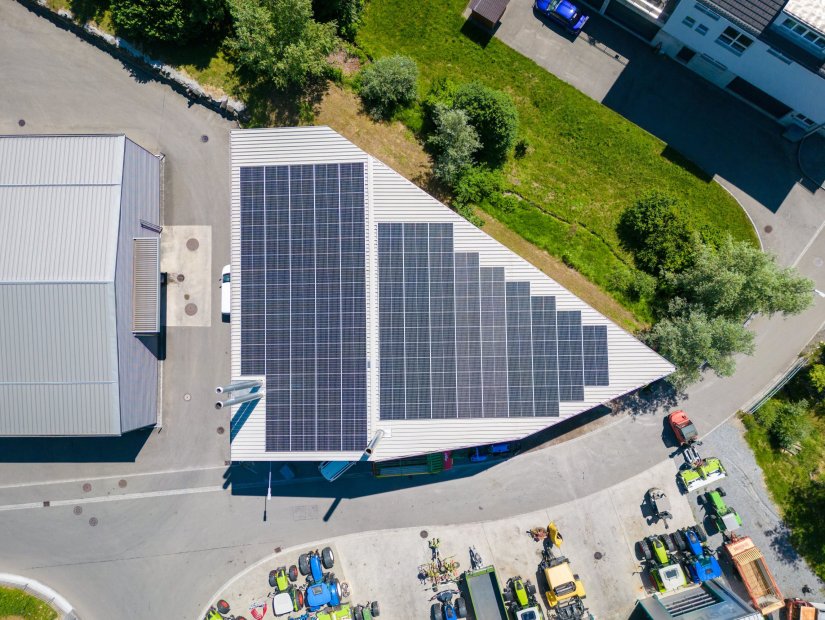 Von der Elektro W&auml;ger AG installierte Photovoltaikanlage auf einem Industriegeb&auml;ude