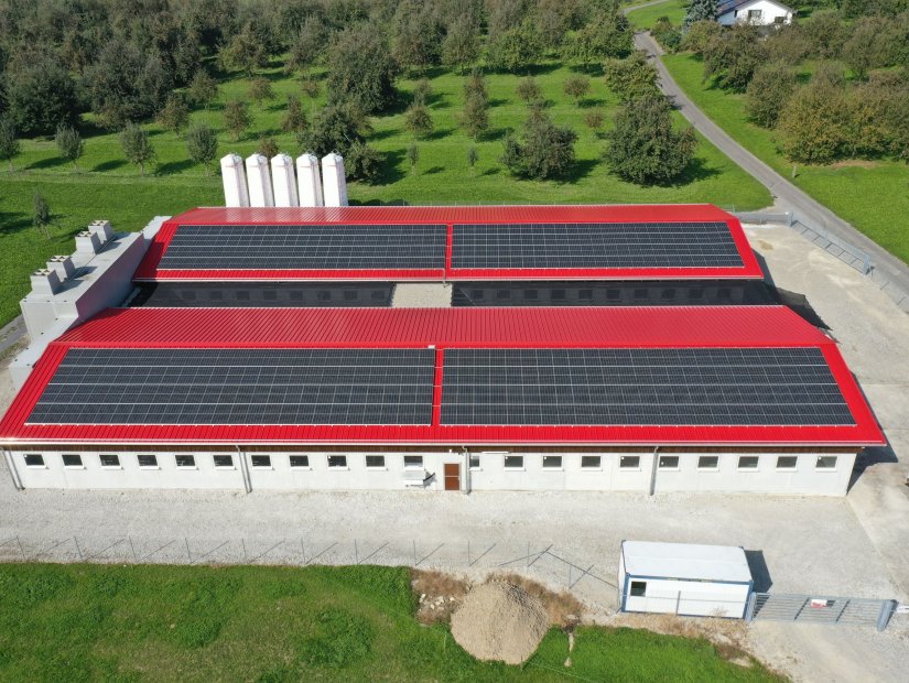 Von der Elektro W&auml;ger AG installierte Photovoltaikanlage auf einem landwirtschaftlichen Geb&auml;ude