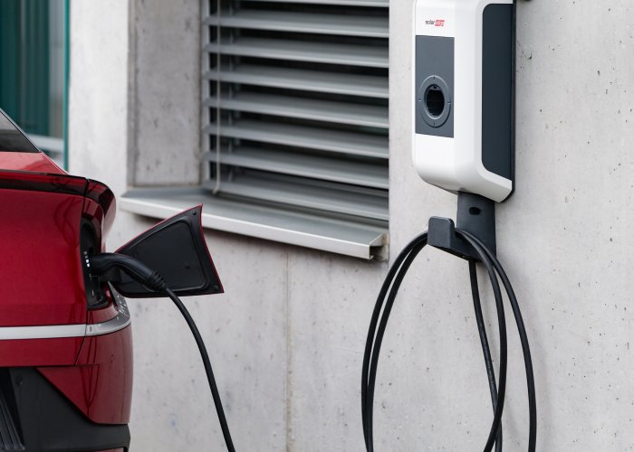 Ladestation mit angeschlossenem Elektroauto beim Ladevorgang