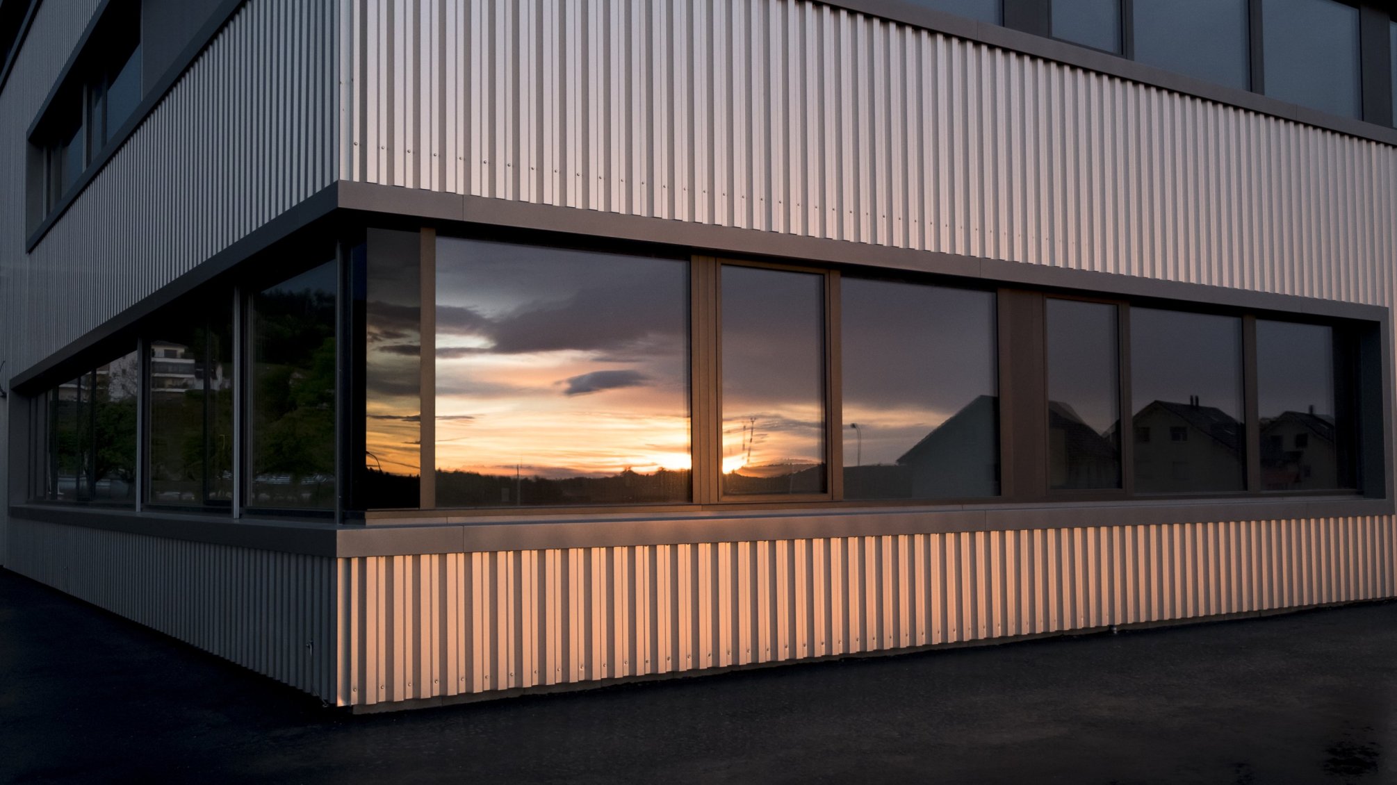 Aussenansicht des Firmengebäudes der Elektro Wäger AG bei Abendstimmung