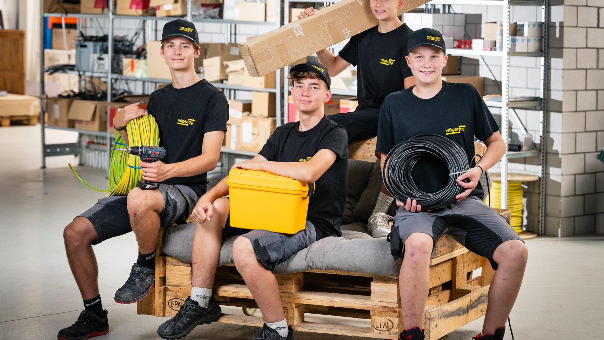 Lernende der Elektro W&auml;ger AG pr&auml;sentieren ihre Ausbildungsberufe in einem Gruppenfoto