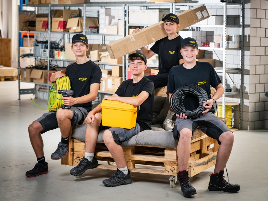 Lernende der Elektro W&auml;ger AG pr&auml;sentieren ihre Ausbildungsberufe in einem Gruppenfoto