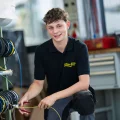 Lernender der Elektro W&auml;ger AG beim Zuschneiden von Kabeln im Lager f&uuml;r einen Kundenauftrag