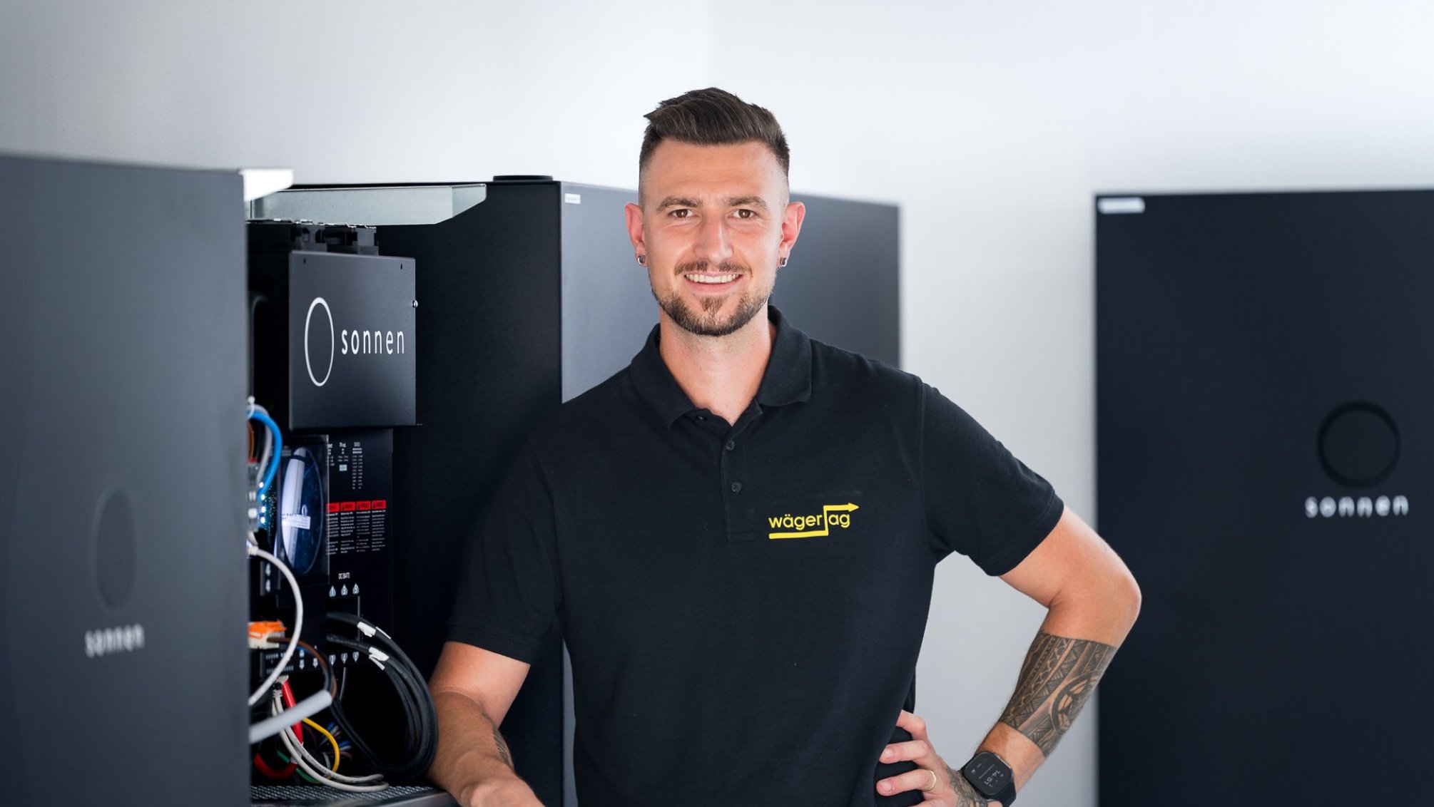 Mitarbeiter steht vor einem Batteriespeicher f&uuml;r das Personalfoto