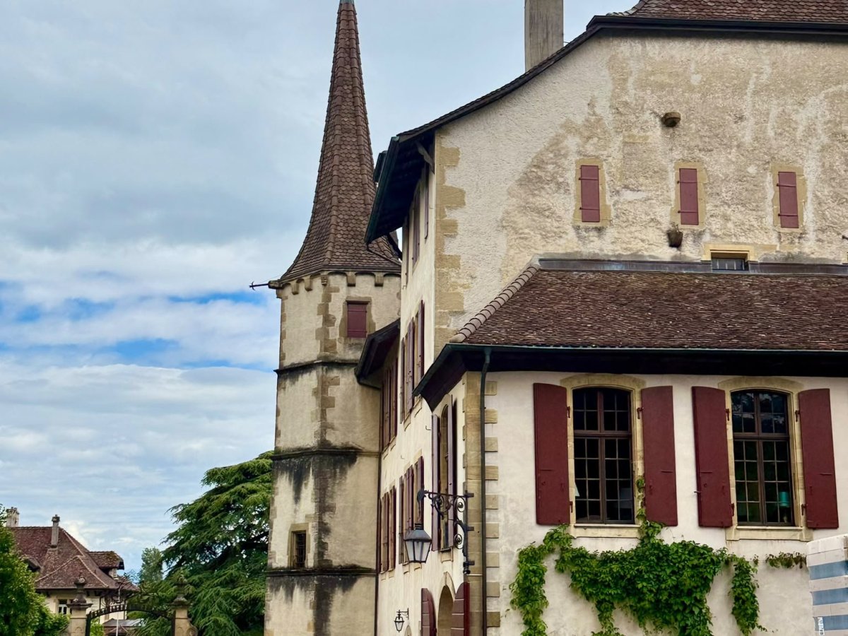 Weingut mit Hauptgeb&auml;ude w&auml;hrend des Sommerausflugs der Elektro W&auml;ger AG