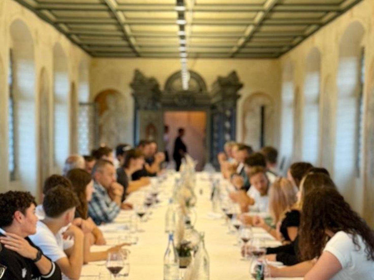 Mitarbeitende der Elektro W&auml;ger AG geniessen das Abendessen an einer langen Festtafel